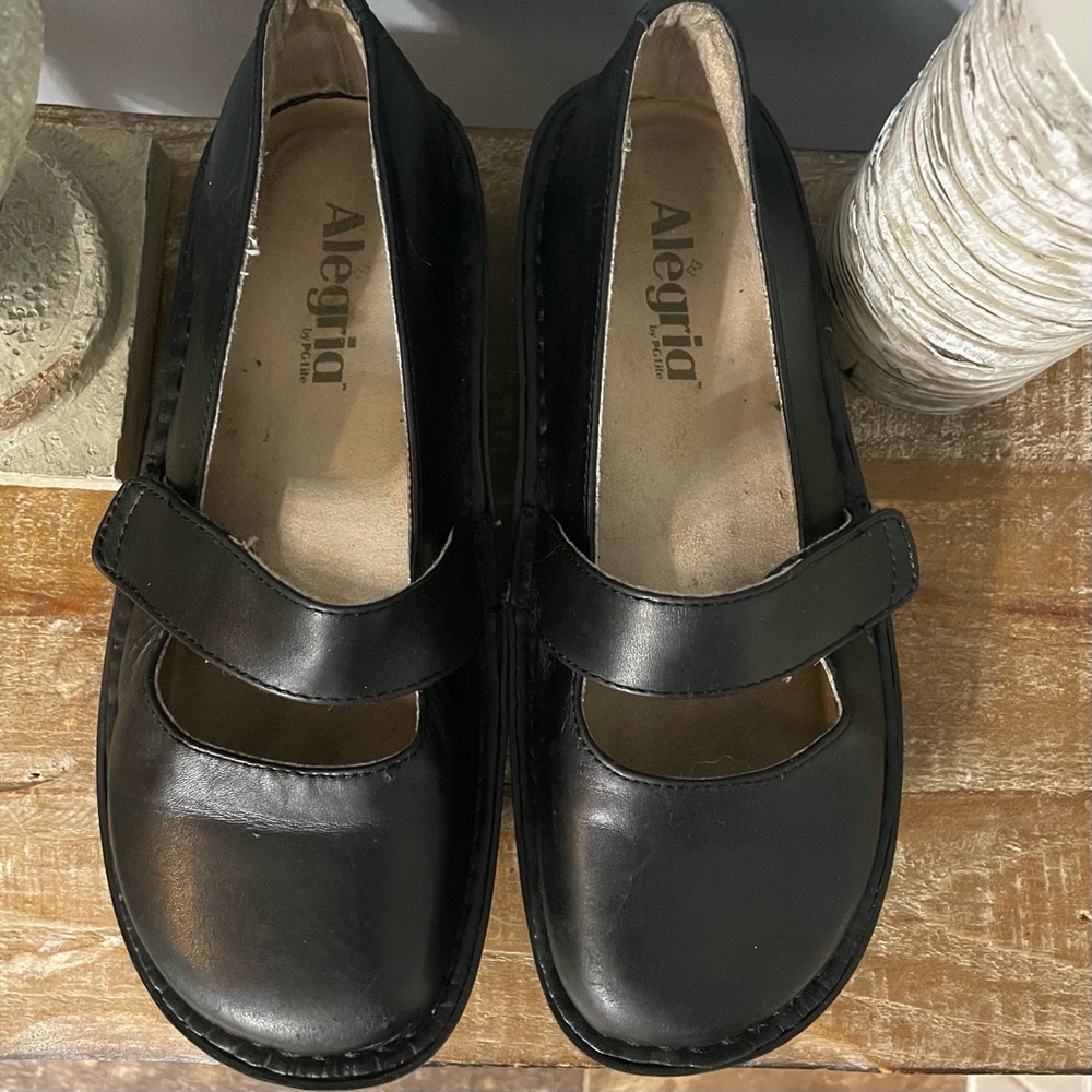 Alegria black leather Mary Janes like new